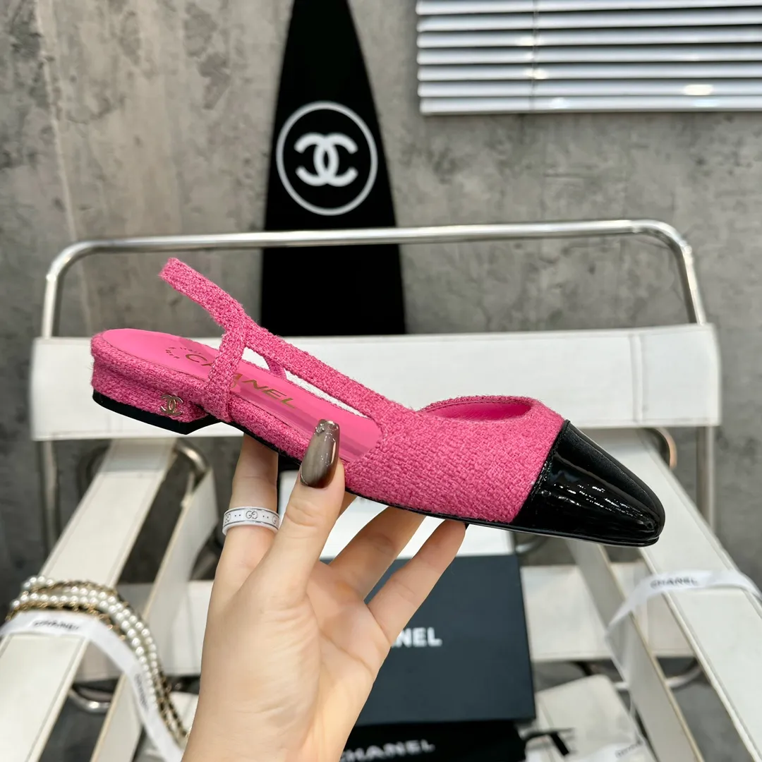 👟👟Ex-factory price 480👟👟 CHANEL Chanel flat bottom series🌹Fashionable classic sandals loved by all stars Fabric [👉] Mixed sheepskin👣🐏 Lining [👉] Silk sheep lining👣🐏 Insole [👉] Silk sheep👣🐏 Sole [👉] Genuine leather outsole imported from Italy 🌻 Packaging [👉] Chanel original box packaging 🌸 Code number [🦶🏻] 34-42 (⚠️34.41.42 is a custom code and cannot be returned or exchanged. Please understand)